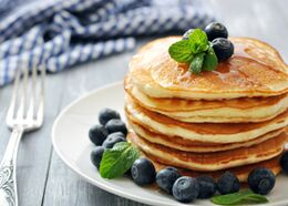 You can have breakfast, following the kefir diet, with delicious diet pancakes